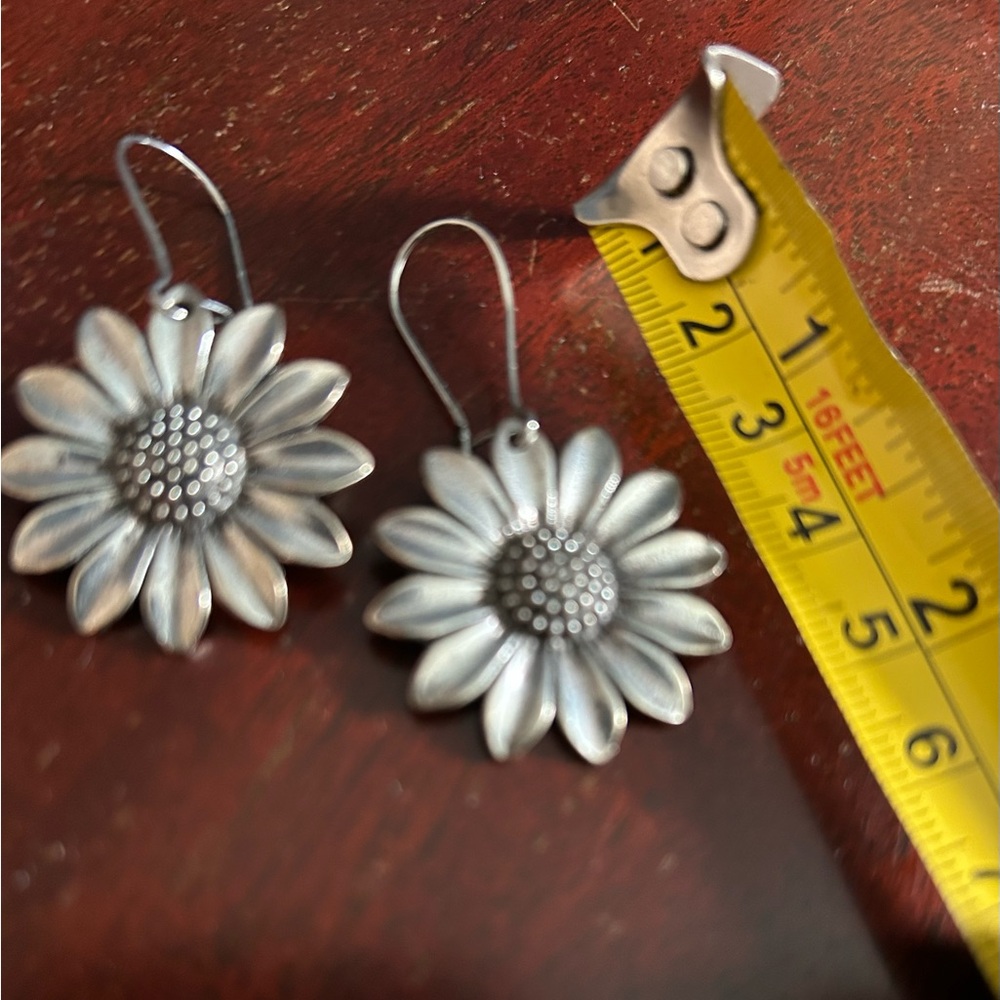 Sunflower Earrings ✨ - Picture 3 of 3